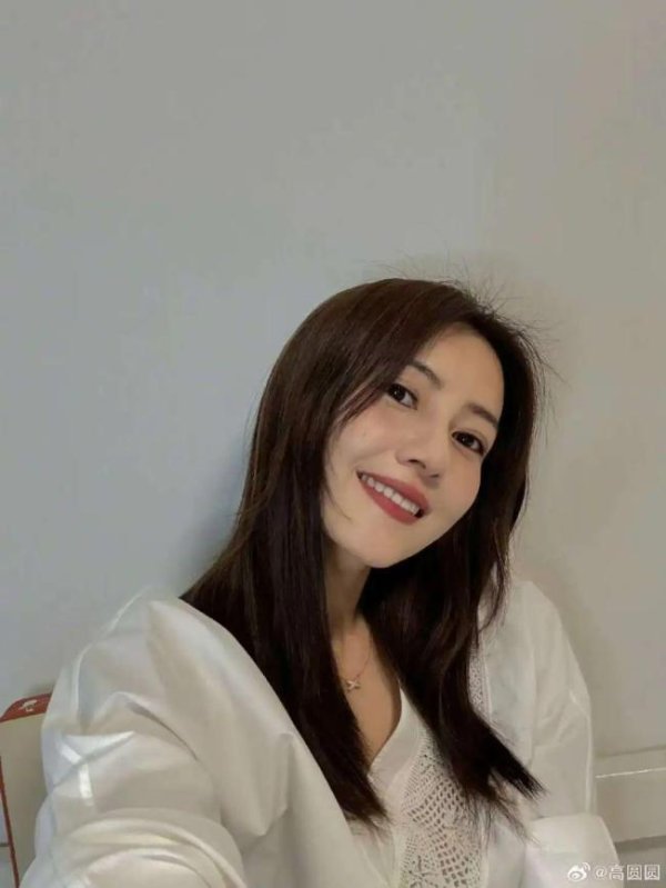 盈股网配资 45岁高圆圆更新动态，身穿白色睡衣，晒高清无美颜自拍照 追剧赵亚苧引发热议