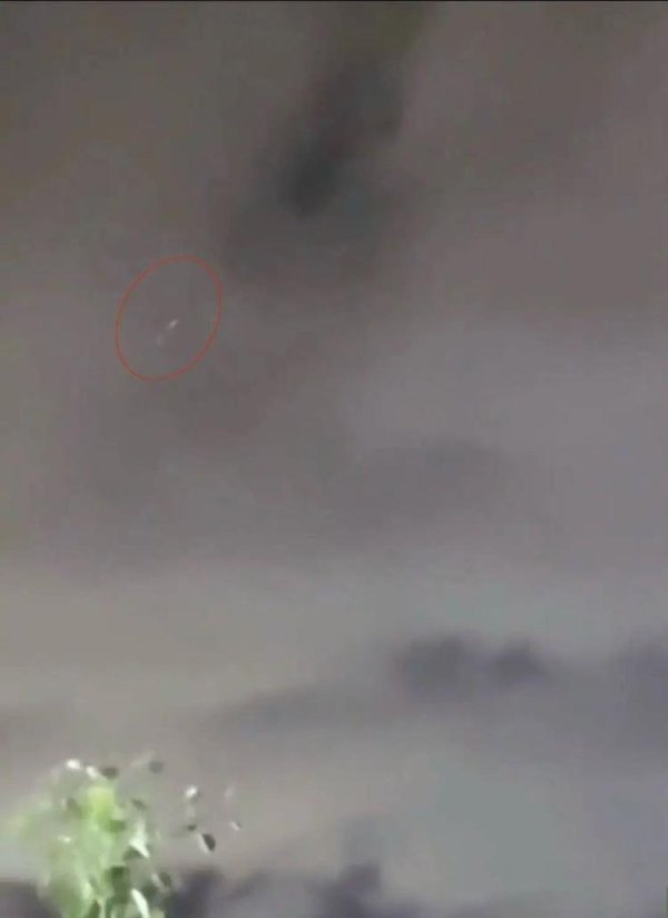 涨8配资 西安成都夜空相继出现“条状不明飞行物”？ 专家解读真相