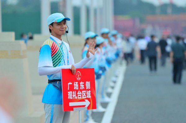 配资交易宝 看阅兵｜揭秘志愿者服装的诞生过程